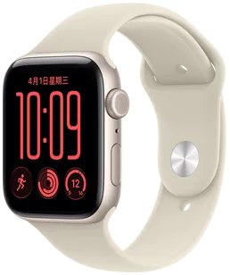 Apple Watch SE 3，展示星光色鋁金屬錶殼，搭配沙色運動型錶帶，螢幕顯示組合錶面與多項複雜功能，包括日期、跑步體能訓練、活動記錄圓圈、天氣，右側外觀展示數位錶冠、側邊按鈕