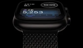 Apple Watch Ultra 4，展示黑色鈦金屬錶殼，搭配黑色鈦金屬米蘭式錶環，螢幕顯示精簡組合錶面與智慧型堆疊中的步數小工具