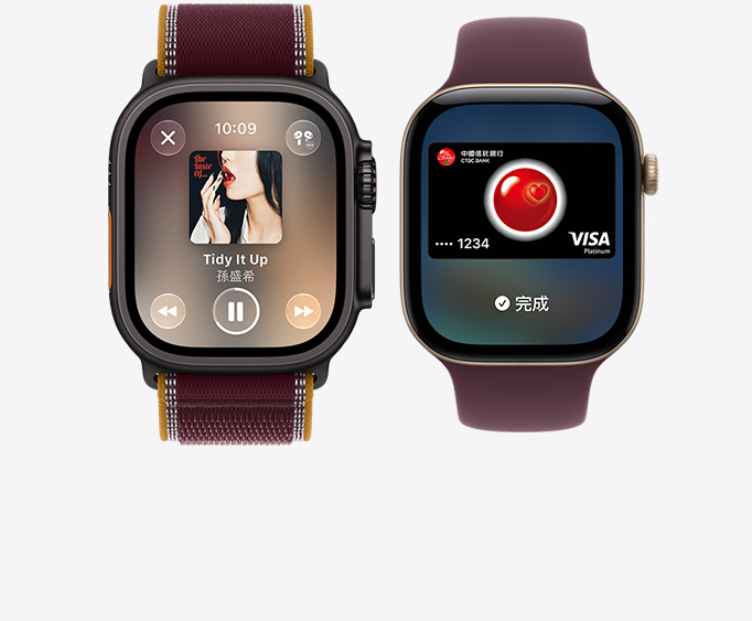 Apple Watch Ultra 4，展示黑色鈦金屬錶殼，搭配勃根地紅色越野錶環，螢幕顯示 Apple Music app 的正在播放畫面；Apple Watch Series 12，展示淺金色鋁金屬錶殼，搭配勃根地紅色運動型錶環，螢幕顯示 Apple Pay 的信用卡畫面