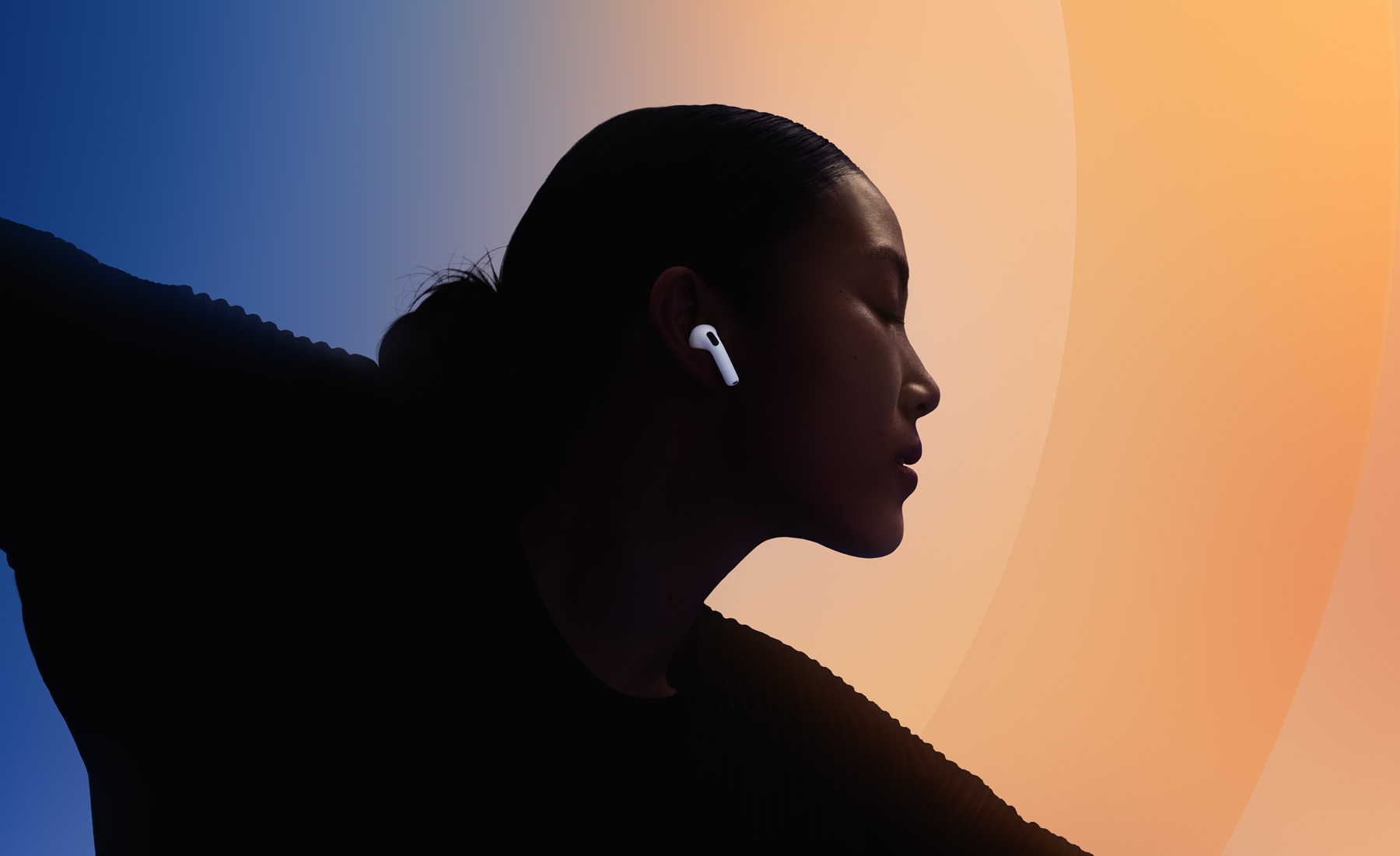Une personne qui danse avec ses AirPods 5 aux oreilles