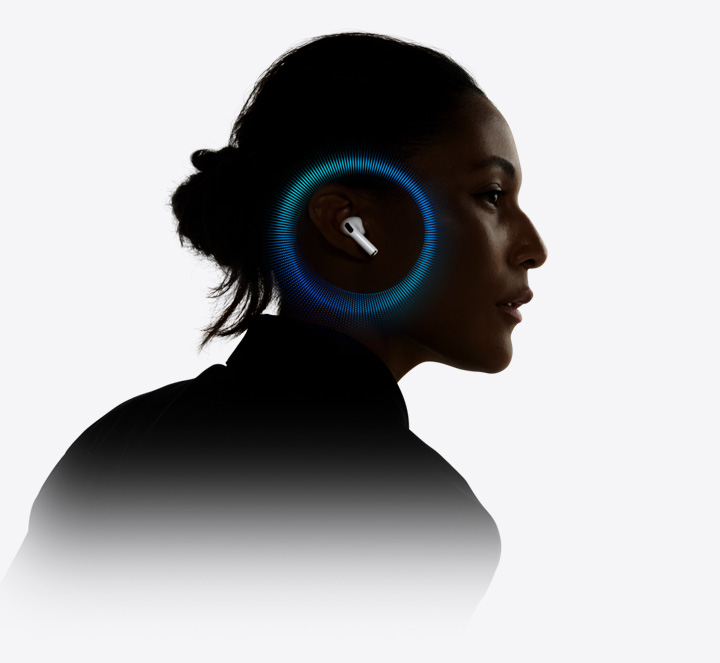 صورة متحركة لسيدة تستخدم AirPods&nbsp;Pro&nbsp;3 وتظهر موجات صوتية تتحرك حول أذنها.