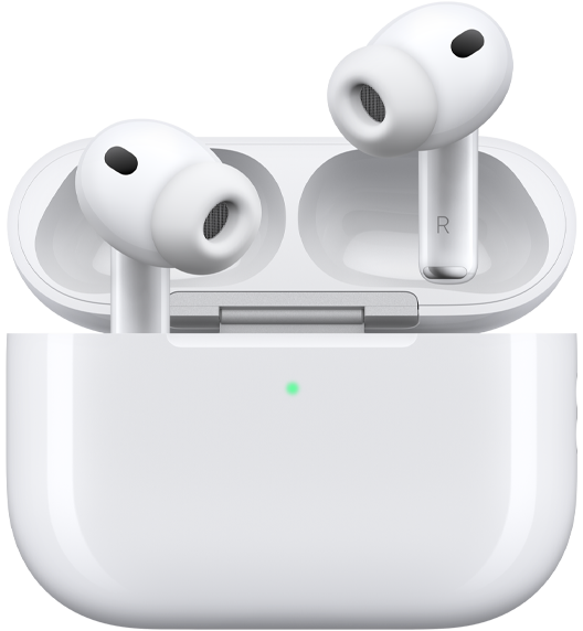 AirPods Pro 3 a otevřené MagSafe nabíjecí pouzdro (USB‑C) se zaoblenými tvary a LED ukazatelem napájení, v bílé barvě, bezdrátová sluchátka se silikonovými špunty, z vnitřní strany stopek jsou vidět písmena L a R