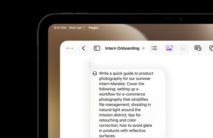iPad’in sol üst köşesi, ekranda açık bir Pages belgesi ve Siri ile Yaz özelliğiyle metin taslağı oluşturmak için yazılmış bir istem gösteriliyor