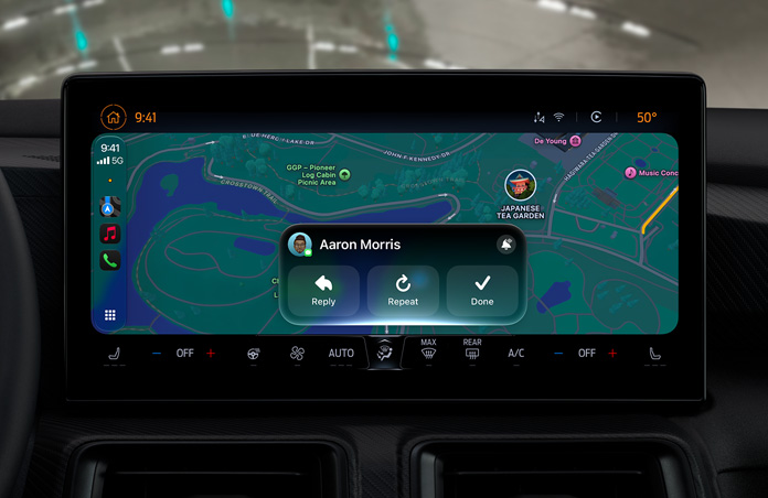Mesajlar bildirimini gösteren bir CarPlay ekranı, arka planda Harita uygulaması görünüyor