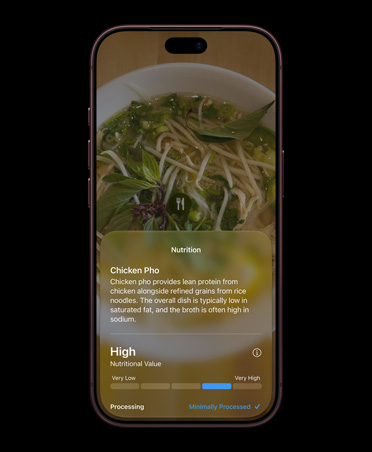 iPhone 18 Pro, Burgonya rengi, ekranında Kamera’da Siri modu arayüzü gösteriliyor, Görsel Zeka ile tanımlanmış bir yiyecekle ilgili besin bilgileri yer alıyor, ekranda tavuklu phở için yaygın olarak kullanılan malzemeler ve besin bilgileri dahil olmak üzere ayrıntılı bilgiler gösteriliyor