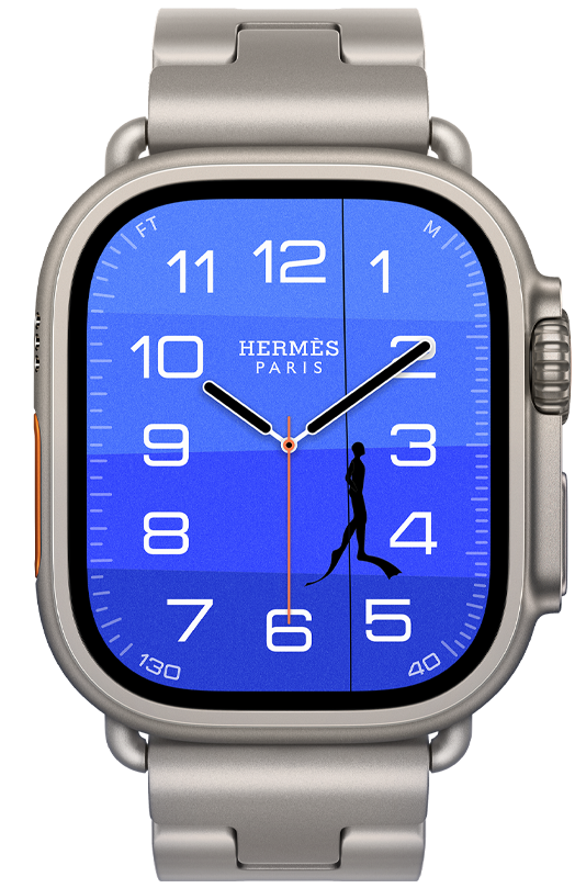 Apple Watch Hermès Ultra 4，原色鈦金屬錶殼，配搭 Gris Titane 鈦灰色 Grand H Titane 錶帶，螢幕顯示 Fathom 和 Wonder 指針錶面 (時針、分針和秒針、水深複雜功能，潛水員在海洋中穿梭，背景由深色漸變為淺藍色)，機身右側有數碼錶冠、凸起的側邊按鈕；背景為水底場景，橙色浮標漂浮在藍色海洋上方，海洋向深處變暗，兩隻淺藍色海馬守護著一個在海底的橙色 Hermès 包裝品盒