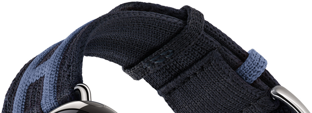 Apple Watch Hermès Series 12 Rocabar Club 錶帶的細節，顏色為 Bleu Nuit/Bleu Brighton 夜藍色配布萊頓藍色，採用深藍色織造材質，運用淺藍色織造物料製作出間條設計，以呈現出 Hermès H 標誌