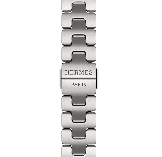 Apple Watch Hermès Series 12，配搭 Satiné 緞灰色 Grand H Fin 錶帶，錶扣刻有 Hermès 標誌