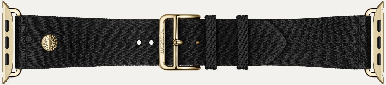 Apple Watch Hermès Series 12 Noir 黑色 Satin Clou de Selle 錶帶細節，展示順滑的黑色緞面織面，配以耀金色配件
