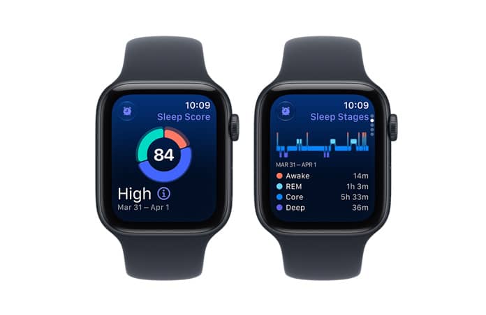 Různé Apple Watch SE 3, hliníková pouzdra, temně inkoustová barva, na displejích spánkové skóre a fáze spánku, na pravém boku korunka Digital Crown, sportovní řemínky, námořnicky modrá barva