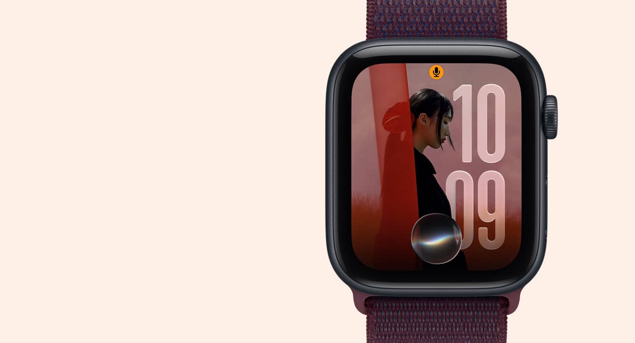 ミッドナイトアルミニウムケースのApple Watch SE 3。画面に写真が表示され、中央下にはSiriのAIアイコンがある