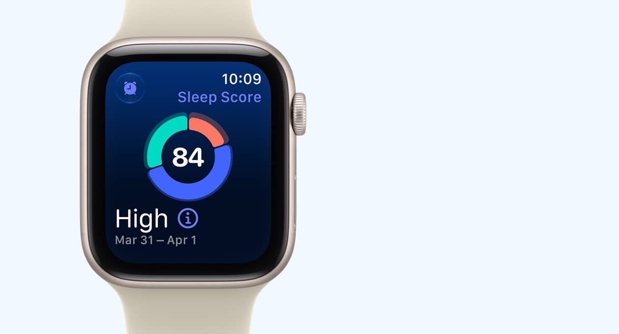 Apple Watch SE 3, hliníkové pouzdro, hvězdně bílá barva, na displeji příchozí hovor, na pravém boku korunka Digital Crown, sportovní řemínek, písková (světle béžová) barva