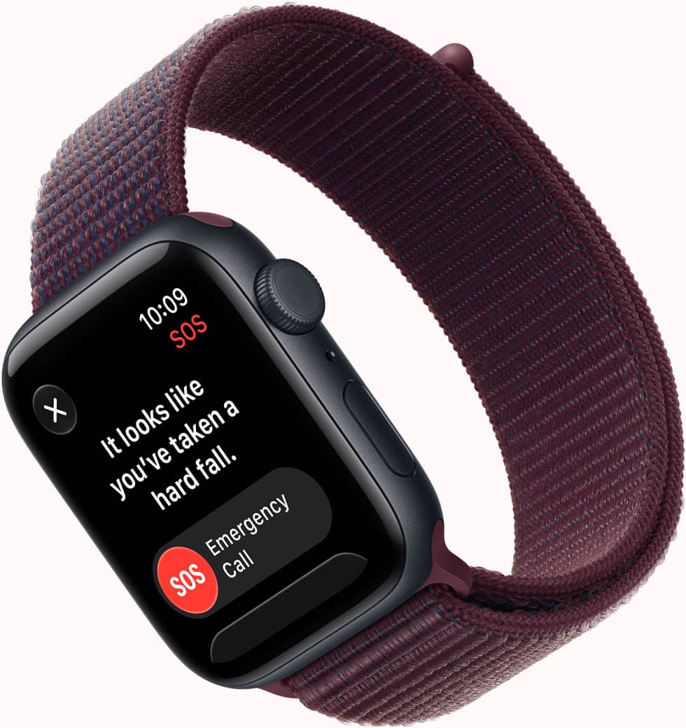 Apple Watch SE 3, na displeji oznámení detekce pádu s nápisem SOS, tlačítko tísňového volání, hliníkové pouzdro, temně inkoustová barva, burgundsky červený provlékací sportovní řemínek