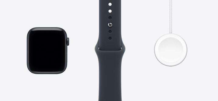 Apple Watch SE 3, kast van aluminium, kleur middernacht, voorkant, display van rand tot rand, sportbandje in kleur middernacht, magnetische snellader-naar-USB‑C-kabel voor Apple Watch