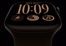 Apple Watch Series 12 z kopertą z aluminium w kolorze ciemnego brązu i paskiem sportowym w kolorze oliwki, tarcza Moduły, komplikacje: dzień i data, Treningi, Pierścienie aktywności, Apple Music, na prawym boku pokrętło Digital Crown