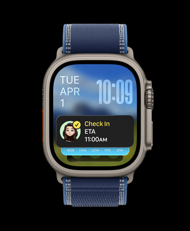 Apple Watch Ultra 3 med urkasse i sort titanium, Statustjek-notifikation øverst i Smart stak og Trail Loop i blå/klar blå