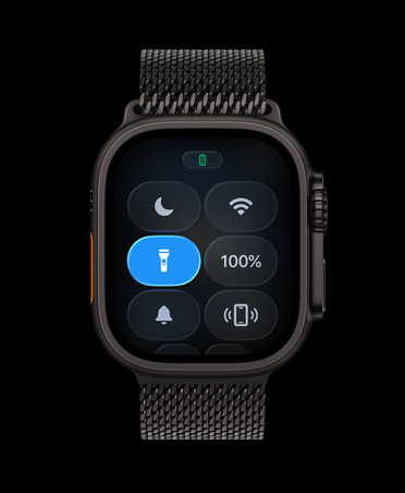 Apple Watch Ultra 3 med urkasse i titanium i farven naturlig, Kontrolcenter, Lommelygte-knap og Milanorem i sort titanium