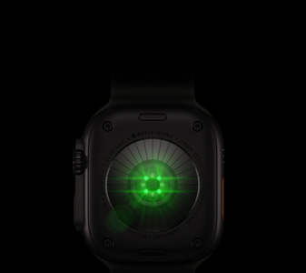 ظهر Apple&nbsp;Watch&nbsp;Ultra&nbsp;4، إطار من التيتانيوم، لون أسود، مستشعرات دائرية متعددة مع إضاءة LED خضراء متوهجة، الجهة الخارجية اليسرى، التاج الرقمي، زر جانبي نافر