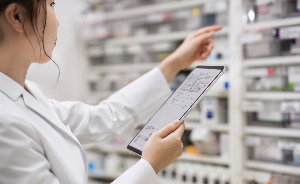 L’équipe de Nagomi Pharmacy utilise l’app Nagomi INDEX pour iPadOS afin de trouver rapidement les médicaments qu’elle cherche.