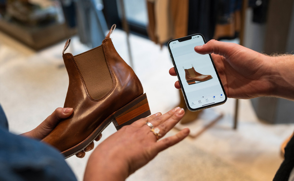 社員はiOSアプリのNewStoreを使って在庫を確認することができます。
