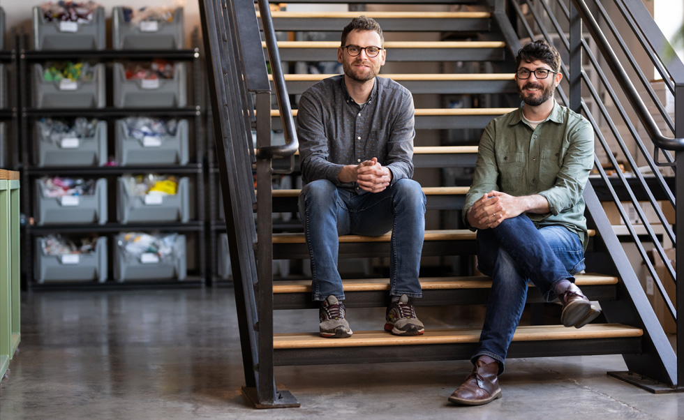 Les cofondateurs de l’entreprise, Noah Lee et Dane Jensen, se sont donné pour mission de faire évoluer l’industrie textile.