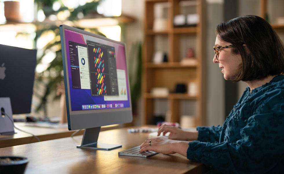 Une conceptrice crée un motif personnalisé sur Mac.