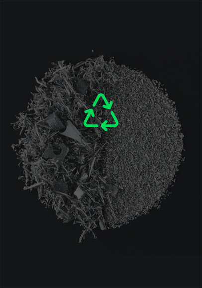 Haufen recycelter Altmaterialien aus Aluminium, grünes Recycling-Symbol