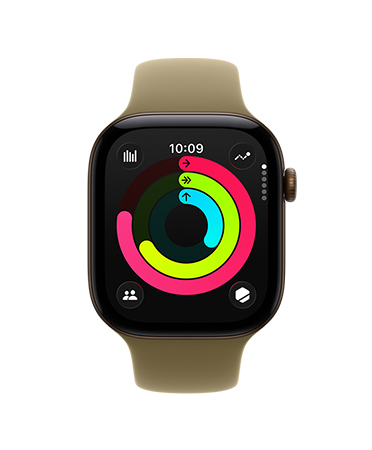 Apple Watch Series 12, 다크 브론즈 색상 알루미늄 케이스, 움직이기와 운동하기, 일어서기 수치가 표시된 활동 링 화면, 어시 그린 계열의 올리브 색상 스포츠 밴드