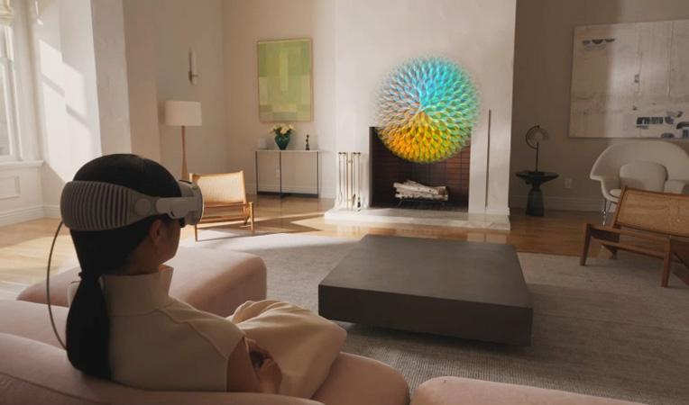 Apple Vision Pro의 마음 챙기기 앱에서는 명상 가이드를 진행 중인 사람