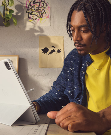 시력 보호에 안전한 거리를 두고 Smart Folio에 부착된 iPad Air를 사용 중인 사람