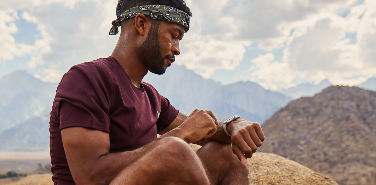Apple Watchを確認する男性
