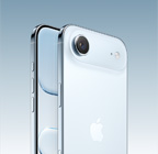 iPhone Air, kleur Hemelsblauw, schuin zijaanzicht van achterkant, Fusion Hoofdcamera in plateau aan de bovenkant, knop voor Cameraregelaar, schuin zijaanzicht van voorkant met all-screendesign, Actieknop en volumeknoppen