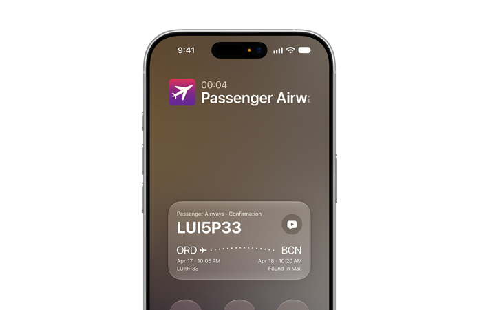 iPhone 17の画面。Apple IntelligenceとSiri AIのパワーを活用した通話のコンテクスト機能を示している。通話中の画面にフライトの予約情報が表示されている