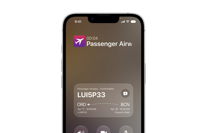 iPhone 17eの画面。Apple IntelligenceとSiri AIのパワーを活用した通話のコンテクスト機能を示している。通話中の画面にフライトの予約情報が表示されている