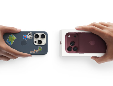 Inruilartikel dat overgaat van de ene in de andere hand. Android-telefoon voor nieuwe iPhone 18 Pro in de verpakking.