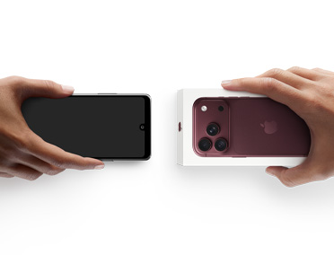 상자 없는 Android 폰을 보상 판매하기 위해 들고 있는 손과 상자에 든 새 iPhone 18 Pro를 들고 있는 손이 나란히 있는 모습.