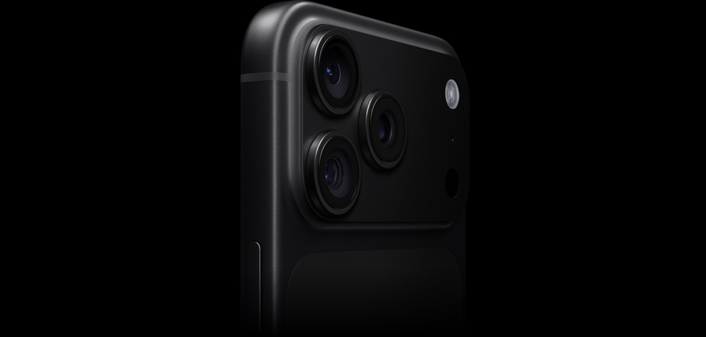 iPhone 18 Pro in zwart, schuin, gedeeltelijk zijaanzicht van achterkant, focus op het Pro Fusion-camerasysteem