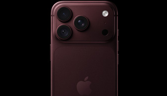 Achterkant van iPhone 18 Pro in de kleur Bordeauxrood, met 48‑MP Hoofdcamera met variabel diafragma