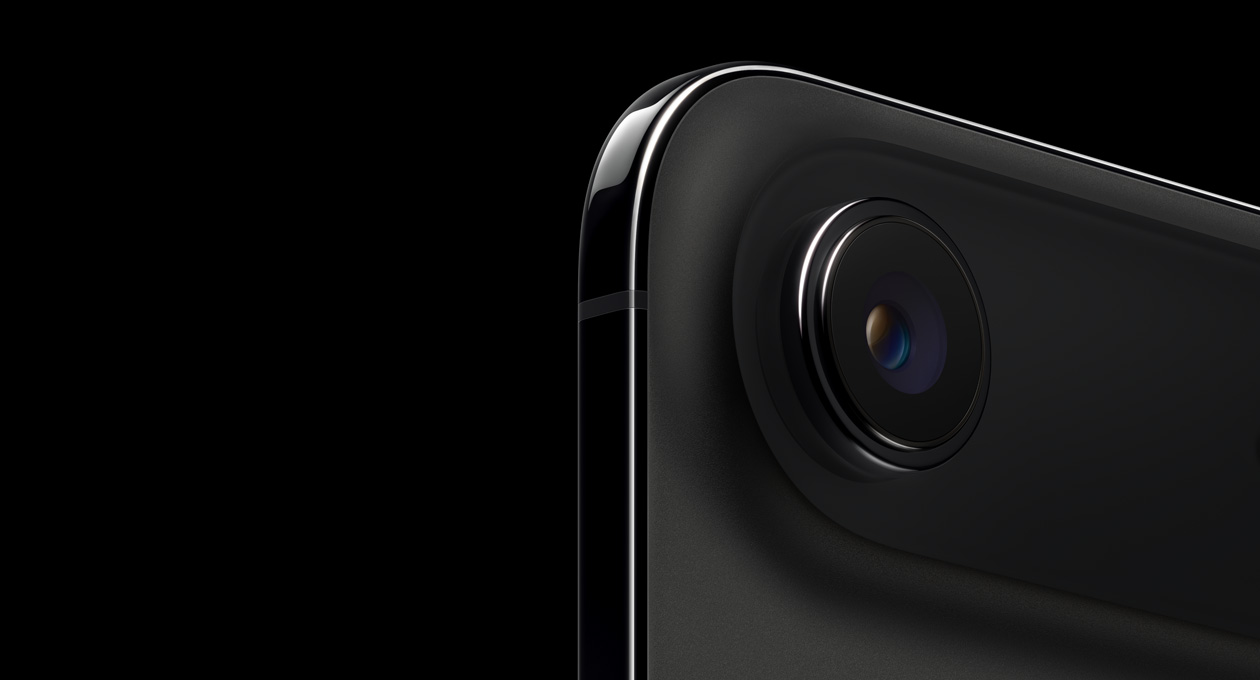 Vista traseira do iPhone Air, na cor preto sideral, com canto superior arredondado, sistema de câmara Fusion com uma objetiva