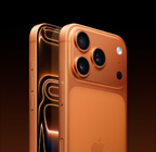 iPhone 17 Pro, Farbe Cosmic Orange, schräge Rückansicht, Pro Fusion Kamera-System in der Plattform oben, Taste für die Kamerasteuerung, Vorderseite mit All‑Screen Design, Actiontaste und Lautstärketasten