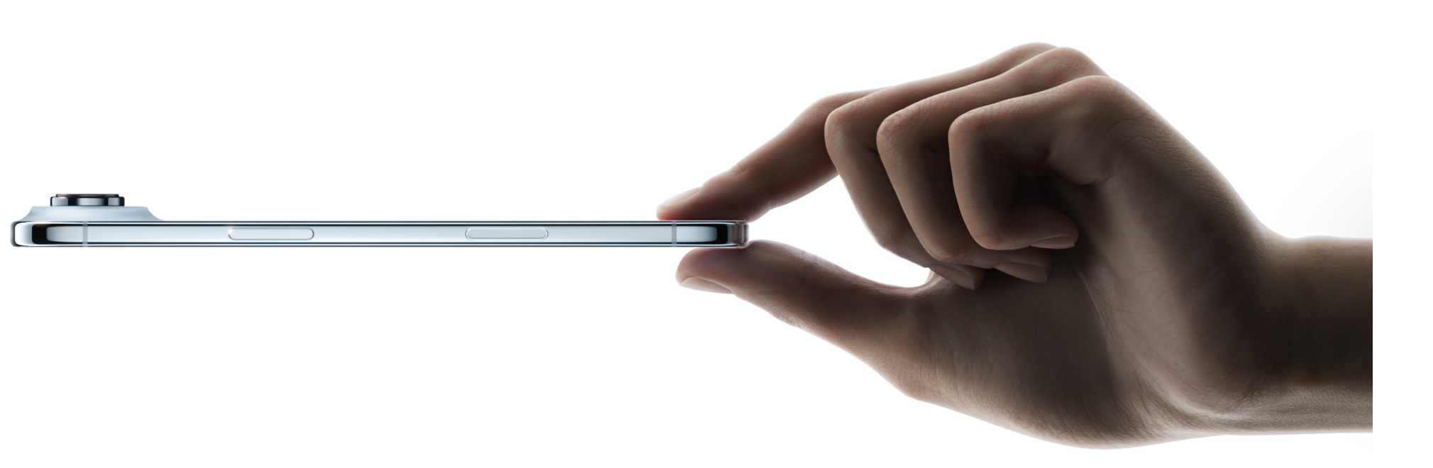 Ein iPhone Air wird zwischen Daumen und Zeigefinger gehalten, Seitenansicht, Farbe Himmelblau, dünnes Profil, Fusion Kamera-System, Tasten: Seitentaste, Kamerasteuerung