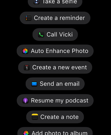 螢幕顯示 Siri AI 在各款 app 中執行操作的多項指令，包括「Take a selfie」、「Create a reminder」、「Call Vicki」、「Create a new event」、「Send an email」、「Resume my podcast」、「Create a note」、「Add photo to album」
