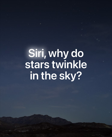 繁星點點的夜空，畫面上覆疊向 Siri AI 提出的問句，寫著「Siri, why do stars twinkle in the sky?」