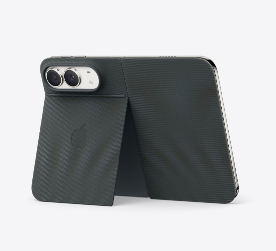 Nebesky bílý iPhone Duo v námořnicky modrém foliu s vyklopeným stojánkem, pohled zezadu na úplně otevřený iPhone otočený na šířku, dva objektivy dvojité 48Mpx Fusion fotosoustavy