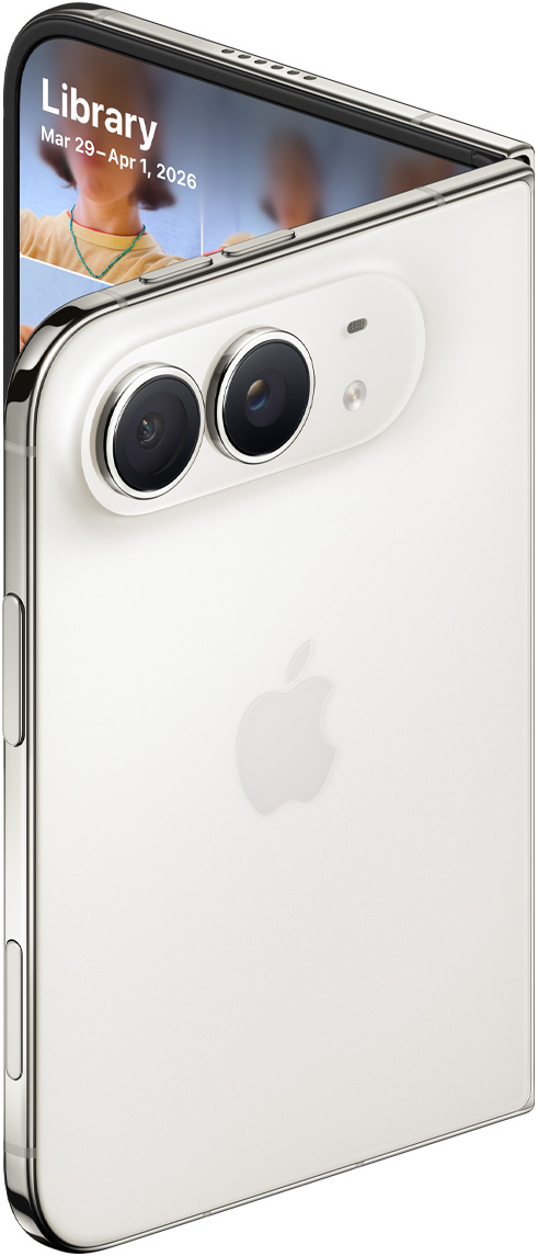 Pohled zezadu na pootevřený nebesky bílý iPhone Duo, v horním rohu dvojitá 48Mpx Fusion zadní fotosoustava, dva objektivy, mikrofon, blesk