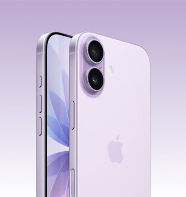 iPhone 17 in de kleur Lavendel, gedeeltelijk zichtbaar display, schuin zijaanzicht met Actieknop, volumeknop en zijknop in beeld. Op de achterkant is links bovenaan het Dual Fusion-camerasysteem te zien.