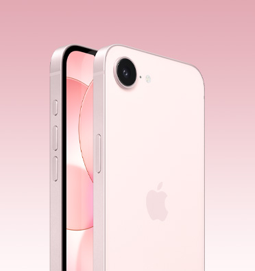 Voor- en achterkant van iPhone 17e in zachtroze, gedeeltelijk zichtbaar scherm aan de voorkant, achterkant met Apple logo en enkele camera, zijkant met Actieknop, volumeknoppen en zijknop.