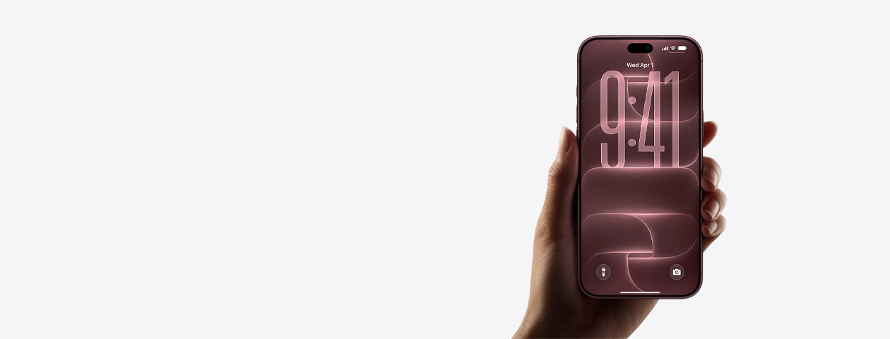Kézben tartott burgundi (sötétvörös) iPhone 18 Pro elölnézetből az alapértelmezett zárolási képernyővel.