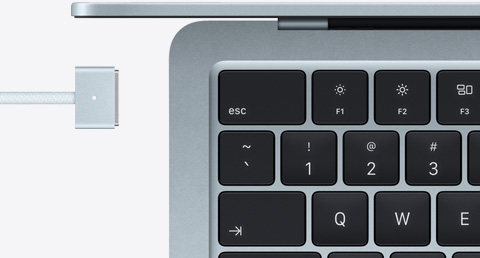 MacBook Air in Himmelblau mit MagSafe Kabel in passender Farbe