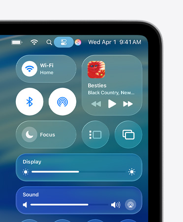Extremo derecho de la pantalla de un Mac que muestra los controles personalizados de Liquid Glass, como Wi-Fi y Bluetooth, en el Centro de Control